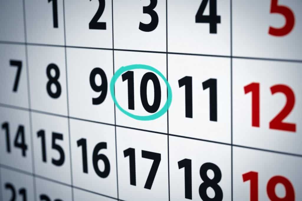 A calendar is marked with the moving date.